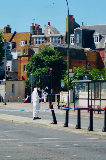 cierre policial por un gran incendio en el hotel royal albion en el centro de la ciudad de brighton. - uk fire department fire engine team fotografías e imágenes de stock