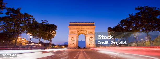 Foto de Arc De Triomphe Em Paris França À Noite e mais fotos de stock de Avenida Champs Elysées - Avenida Champs Elysées, Arco do Triunfo - Paris, Arco triunfal