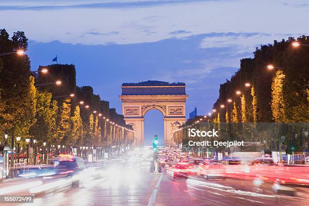 Arc De Triomphe In Paris Frankreich In Der Nacht Stockfoto und mehr Bilder von Paris - Paris, Abenddämmerung, Auto