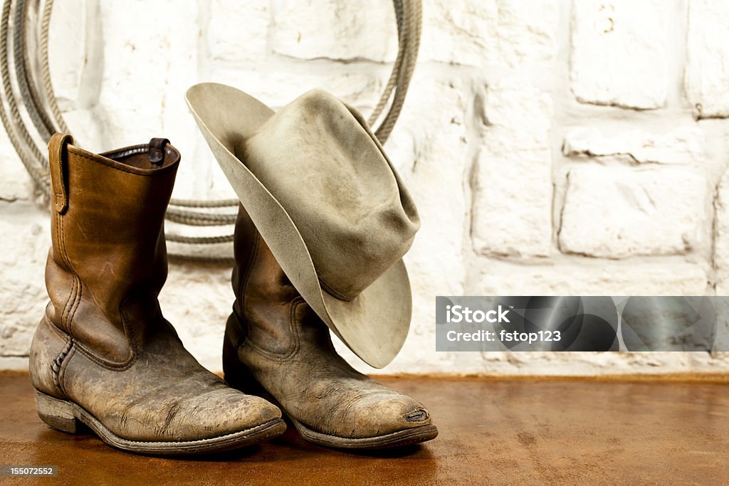 Ковбойские ботинки и головной убор. Остин Песчаник фоне - Стоковые фото Техас роялти-фри