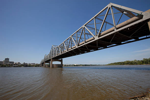 murray 제빵사 구름다리 피오리아 일리노이스 - bridge illinois illinois river peoria 뉴스 사진 이미지