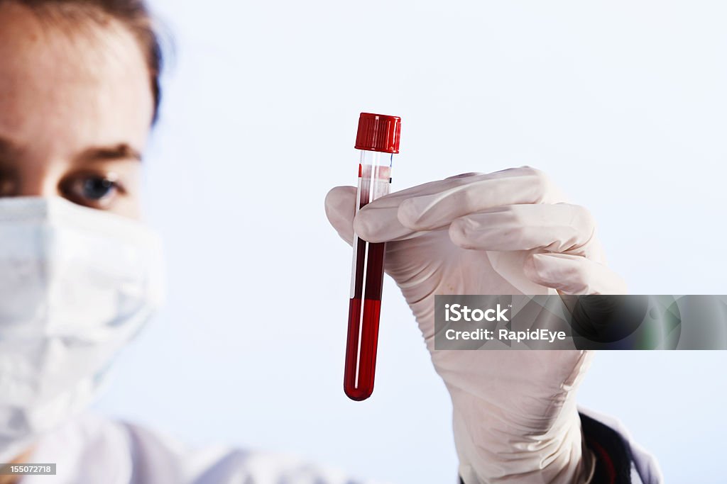 Grave jovem cientista estudos-amostra de sangue - Foto de stock de Frasco royalty-free