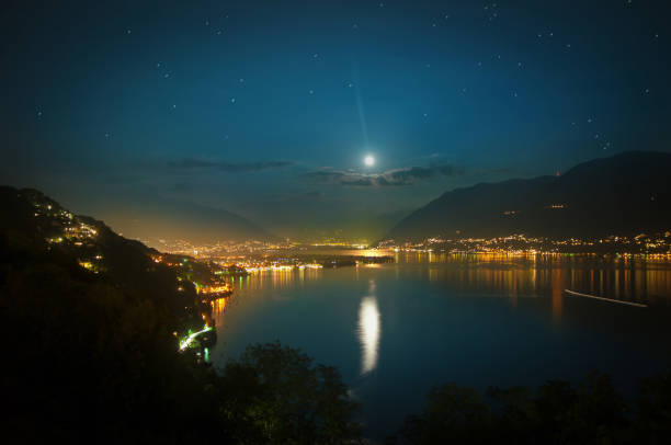 pleine lune sur le lac majeur en suisse - locarno photos et images de collection