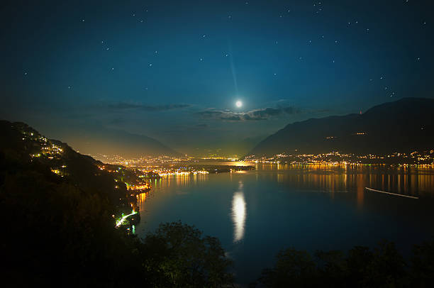 lua cheia sobre lago maggiore na suíça - locarno imagens e fotografias de stock