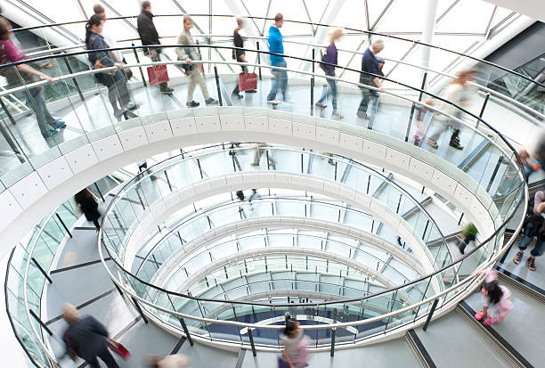 arquitectura moderna escalera de caracol con la gente - spiral staircase town hall london england staircase fotografías e imágenes de stock