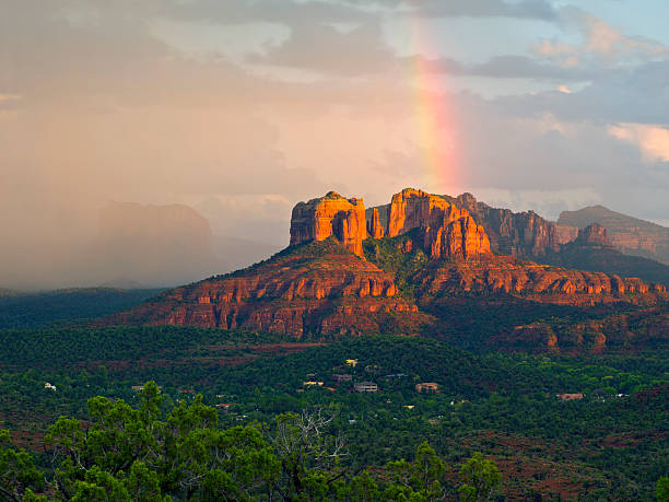 arco-íris sobre a paisagem arizona - usa scenics sedona photography imagens e fotografias de stock