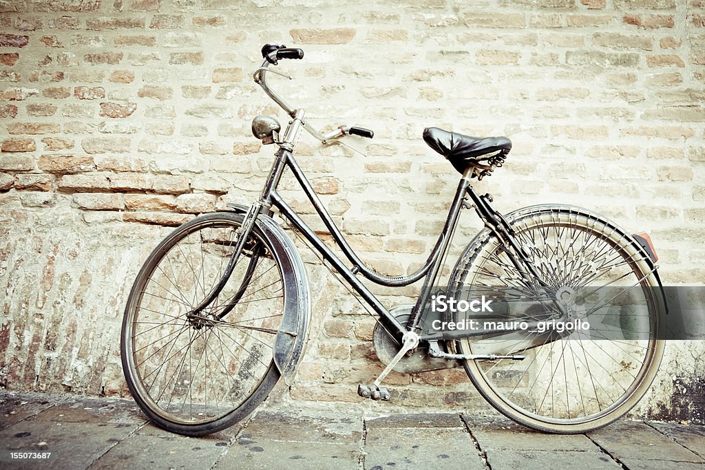 자전거 피사의 Against 벽면 이탈리어어 Street - 로열티 프리 0명 스톡 사진