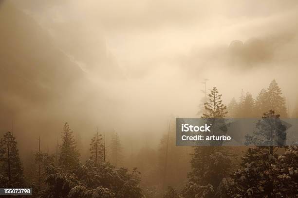 West Ingresso Parco Nazionale Di Yosemite Foggy Primavera Allalba Vista - Fotografie stock e altre immagini di Acqua