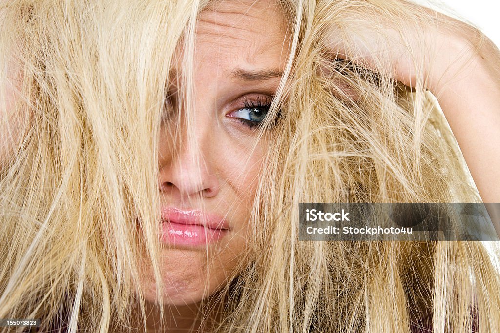 Женщина, имея плохие волосы день - Стоковые фото Женщины роялти-фри