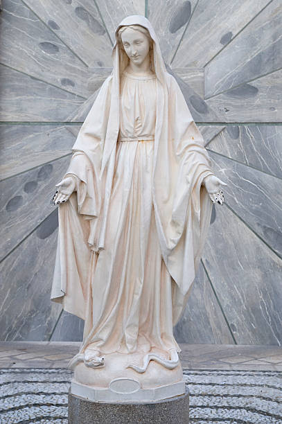 statua della vergine maria - maria di nazareth foto e immagini stock