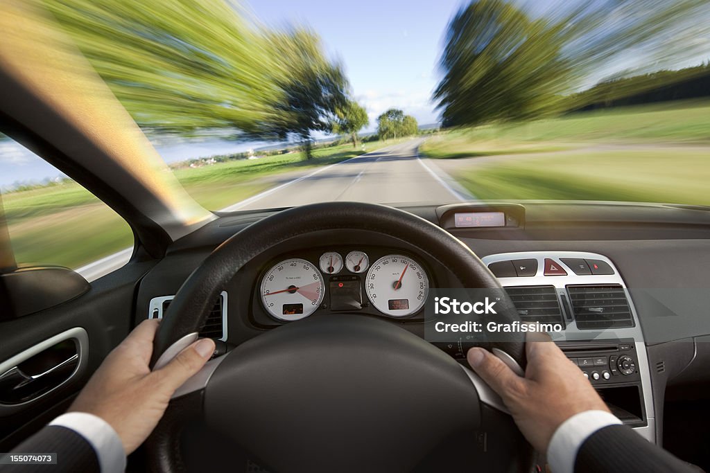 Voiture cabriolet intérieur avec homme en costume conduite rapide - Photo de Compteur de vitesse libre de droits