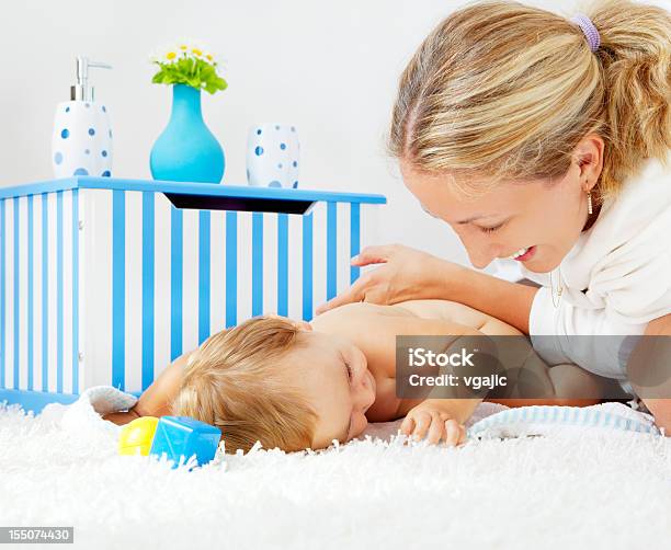 Foto de Mãe Filha Relaxante Seu Bebê Após O Banho e mais fotos de stock de 35-39 Anos - 35-39 Anos, 6-11 meses, Abraçar