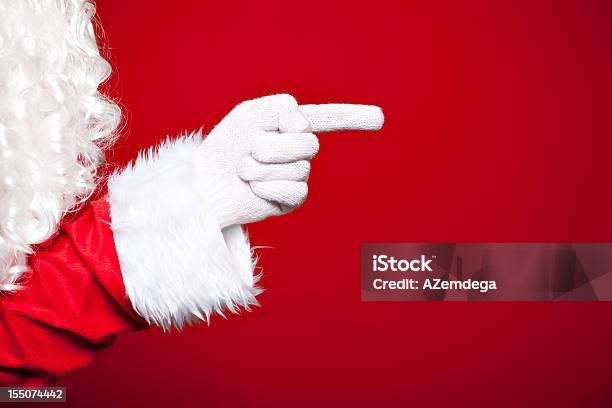 Santa Mostrando A Forma - Fotografias de stock e mais imagens de Pai Natal - Pai Natal, Apontar - Sinal Manual, Prenda de Natal