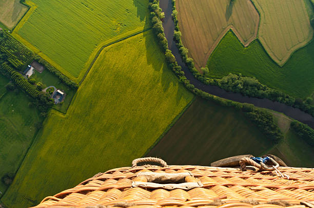 green fields tranquilo rio balão cesta paisagem aérea - welsh culture wales field hedge - fotografias e filmes do acervo