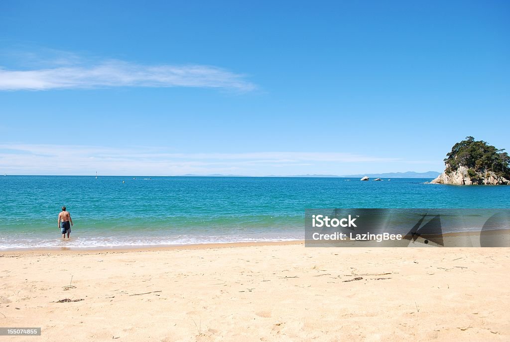 Homem em pequenos Kaiteriteri Beach, Tasmânia, NZ - Foto de stock de Adulto royalty-free