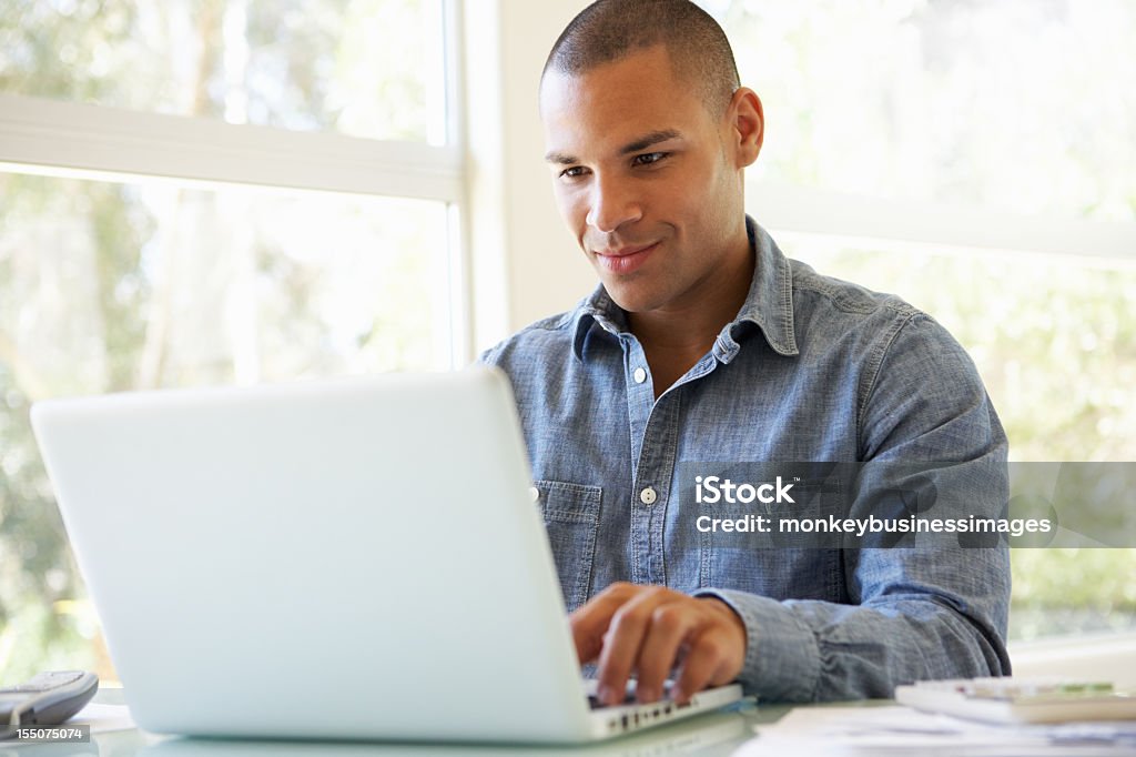 Junger Mann mit Laptop zu Hause - Lizenzfrei Laptop Stock-Foto