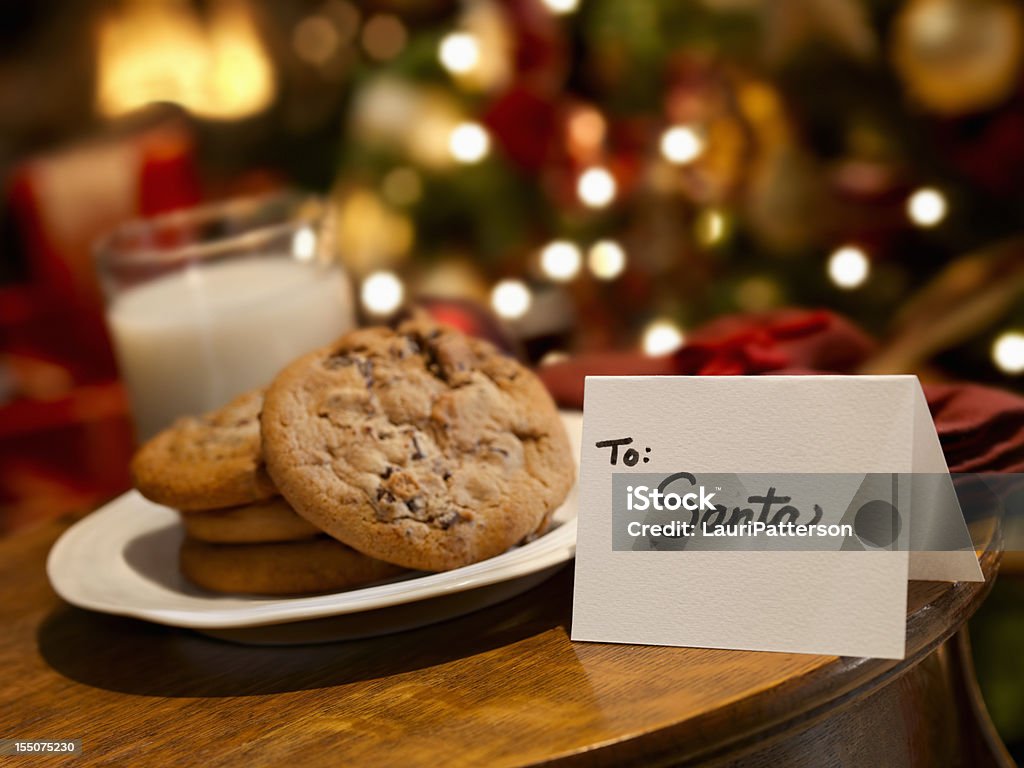 Latte e biscotti per la Santa - Foto stock royalty-free di Biscotto con gocce di cioccolato