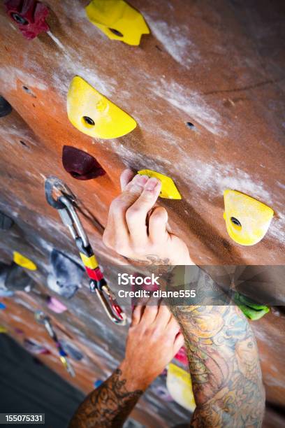 Man Rock Climbing Una Pared En Un Gimnasio Cubierto Foto de stock y más banco de imágenes de Risco