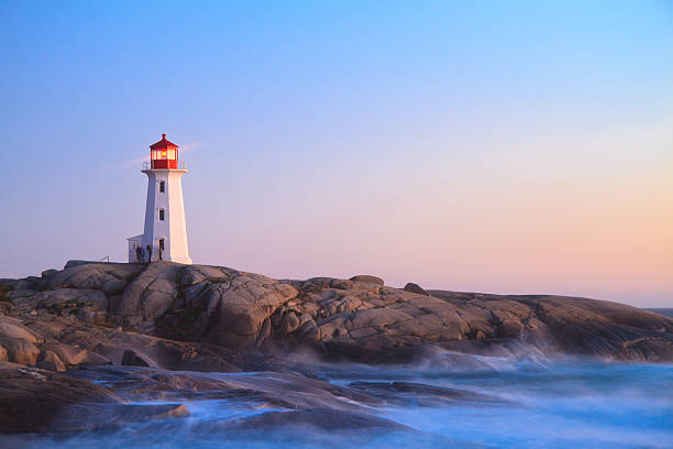 ペギーズコーブの夕暮れ時の灯台 - nobody rock coastline sea ストックフォトと画像