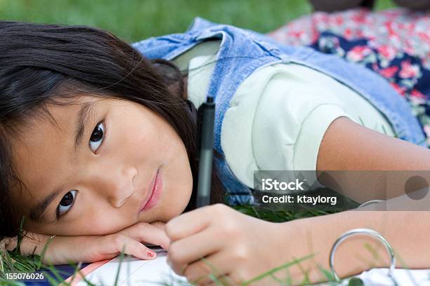 소녀만 라잉 On 잔디 쓰기 8-9 살에 대한 스톡 사진 및 기타 이미지 - 8-9 살, 고요한 장면, 공부