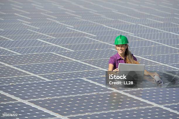 Energia Futura - Fotografie stock e altre immagini di Donne - Donne, Pannello solare, Ingegnere