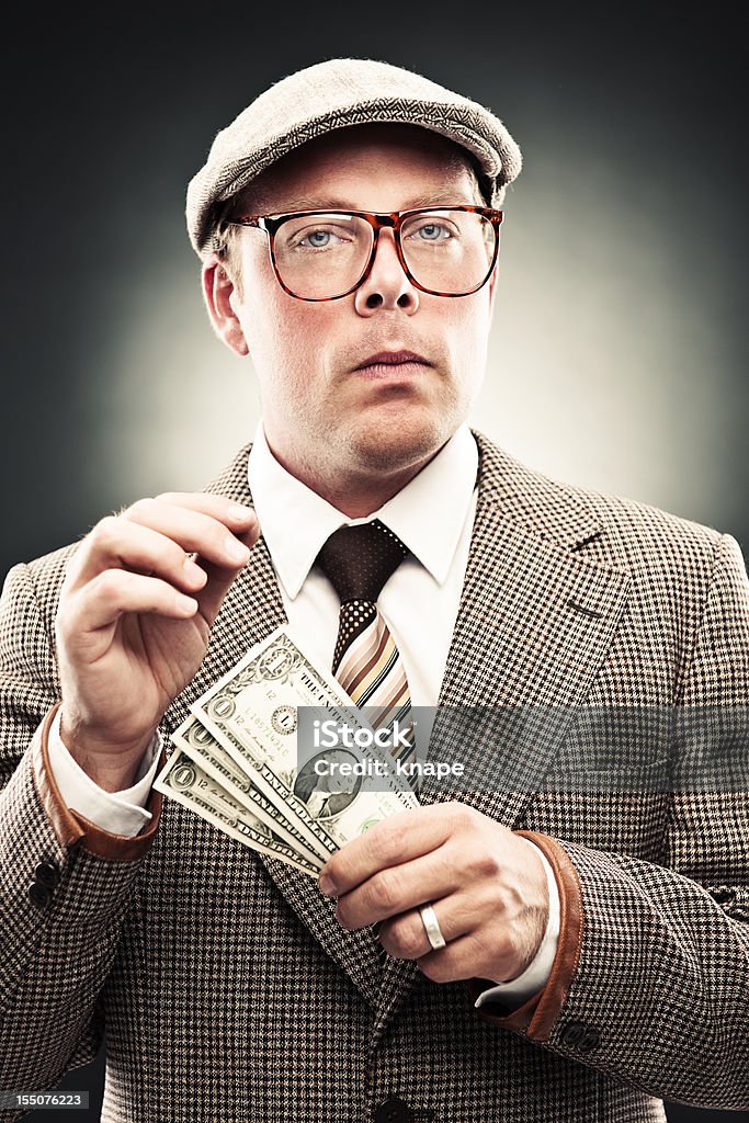 Człowiek w strój retro liczenia pieniędzy - Zbiór zdjęć royalty-free (30-34 lata)