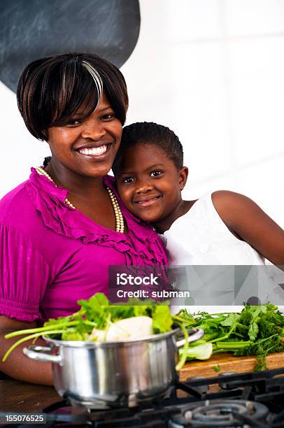 Mutter Und Daugter Kochen In Der Küche Stockfoto und mehr Bilder von 35-39 Jahre - 35-39 Jahre, 4-5 Jahre, Afrikanische Kultur