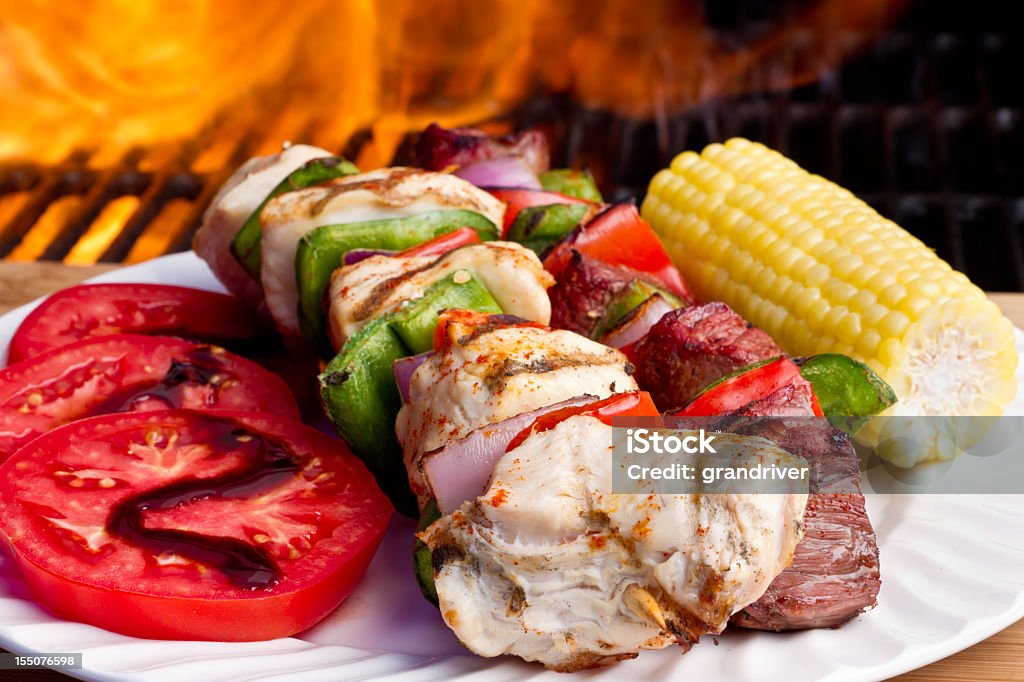 Gegrilltes Huhn und Fleisch-Kebab - Lizenzfrei Drahtnetz Stock-Foto