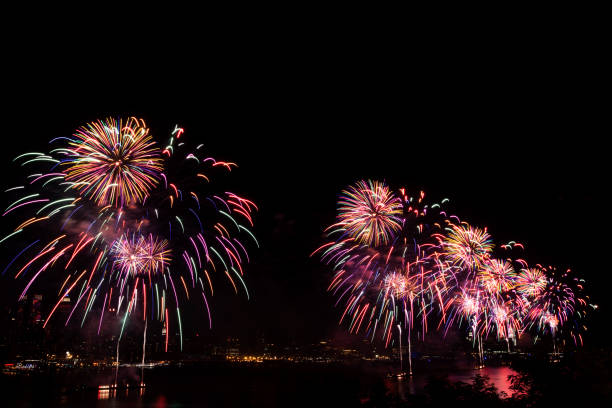 cidade de nova york syncronized fogos de artifício - new york state skyline new york city vibrant color - fotografias e filmes do acervo