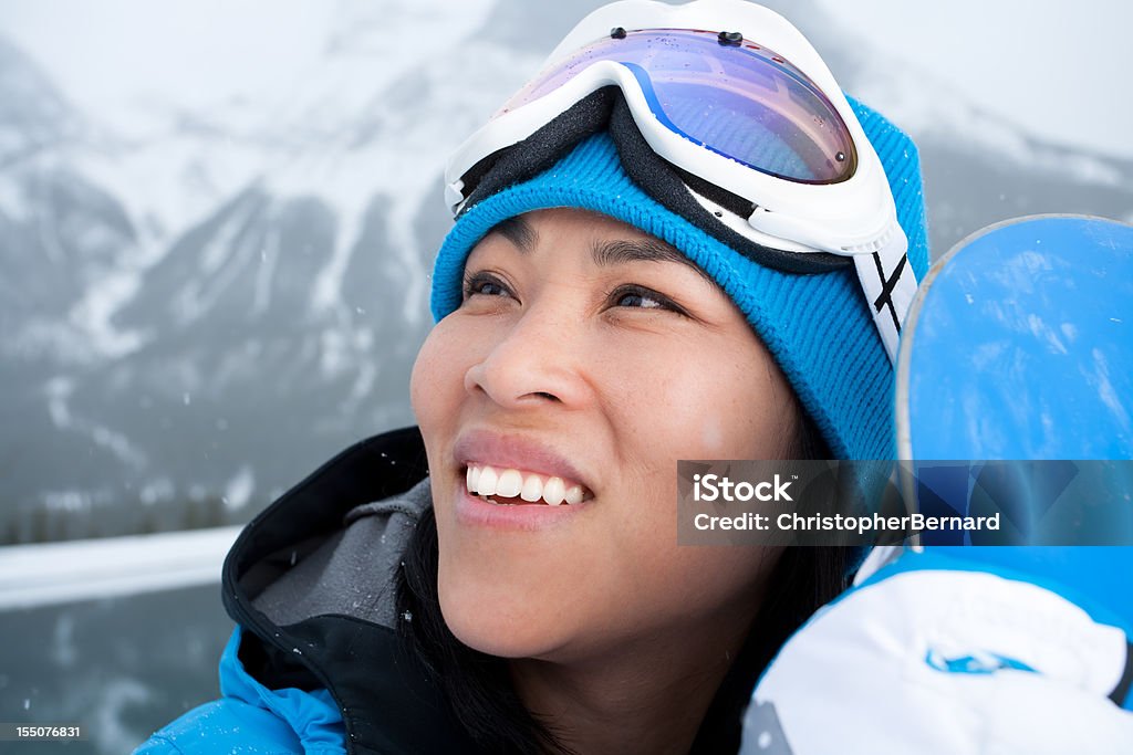 Retrato de Mulher asiática sorridente snowboard - Foto de stock de 25-30 Anos royalty-free