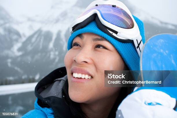 Foto de Retrato De Mulher Asiática Sorridente Snowboard e mais fotos de stock de 25-30 Anos - 25-30 Anos, 30-34 Anos, Adulto