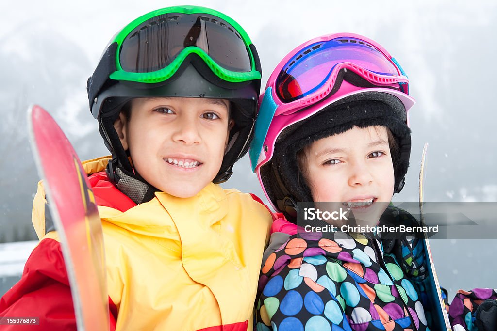 Ritratto di bambini felici di snowboard - Foto stock royalty-free di 6-7 anni
