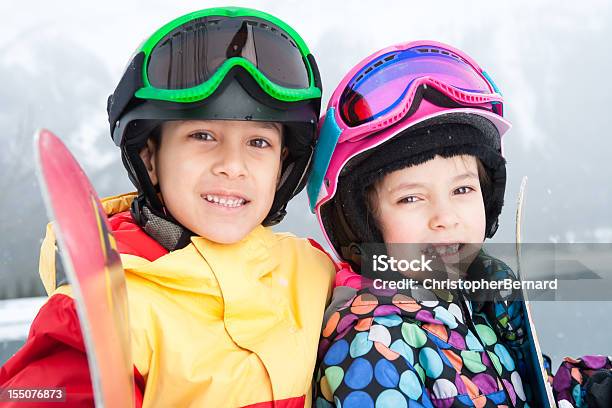 Ritratto Di Bambini Felici Di Snowboard - Fotografie stock e altre immagini di 6-7 anni - 6-7 anni, Abbigliamento da sci, Abiti pesanti