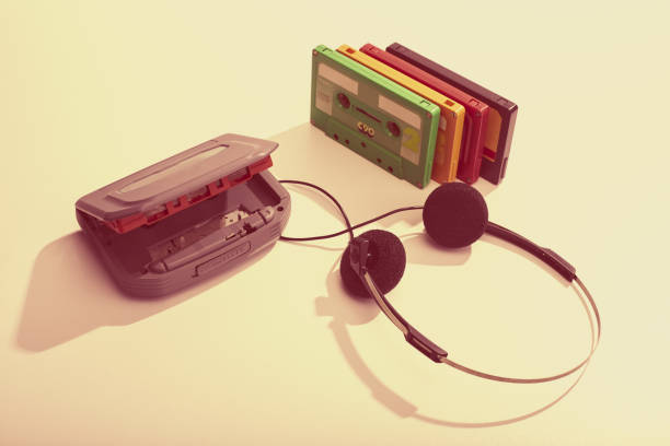 fitas retrô antigas e um leitor de som walkman. fitas de música vintage dos anos 80 e aparelho de som - personal cassette player - fotografias e filmes do acervo