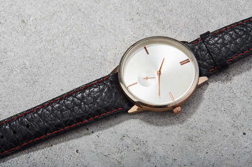 Modern and minimalist wristwatch with leather strap