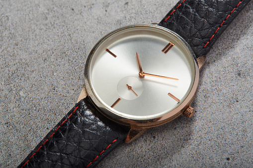 Modern and minimalist wristwatch with leather strap