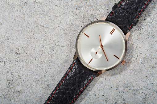 Modern and minimalist wristwatch with leather strap