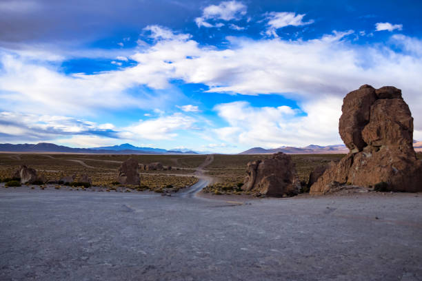 Scenery view of wild nature Bolivia with rustic rocks road, sunny summer day. Landscape photo of bolivian natural mountains wilderness. Global ecology concept. Copy ad text space, nature backgrounds vista del paisaje de la naturaleza salvaje de bolivia con camino de rocas rústicas, día soleado de verano. foto de paisaje de montañas naturales bolivianas silvestres. concepto de ecología global. copiar espacio de texto del anuncio, fondos de naturale