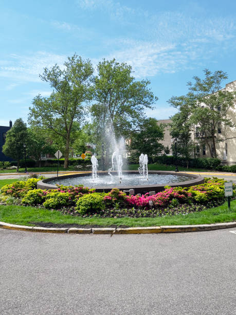 chic building entrance - rotunda fountain imagens e fotografias de stock