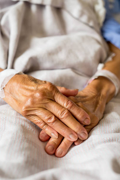 Le mani della donna anziana anziana all'ospedale - foto stock