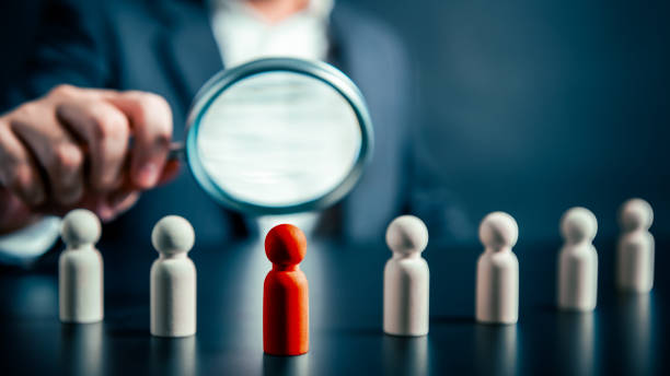 fotografii de stoc, fotografii și imagini scutite de redevențe cu amplificarea succesului puternic om de afaceri din lemn roșu în frunte. resurse umane împuternicirea echipei strategice corporative deblocați potențialul găsiți potrivirea perfectă a angajării în resurse umane descoperind conceptul unic de talent - comparaţie