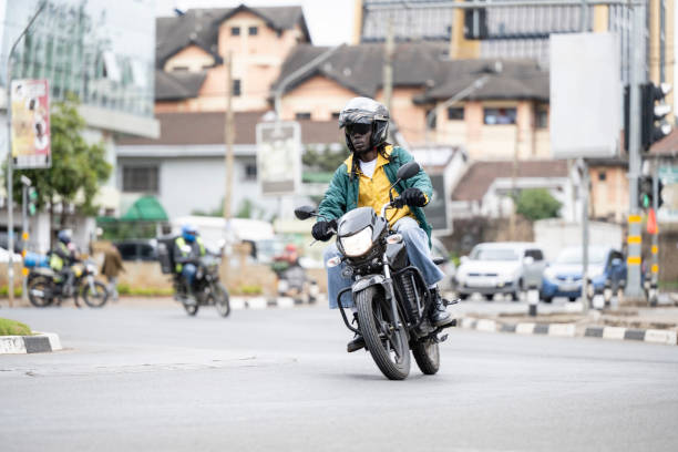 Homem andando de moto ao redor da rotatória em Nairóbi - foto de acervo