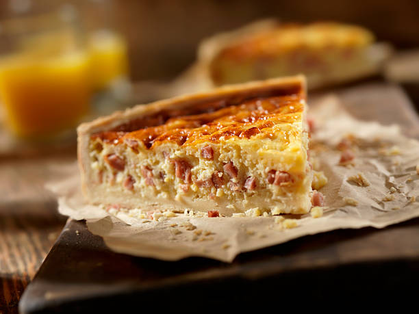 tortino di prosciutto e formaggio con succo d'arancia - quiche foto e immagini stock