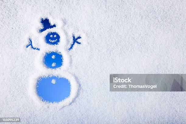 Muñeco De Nieve Helada Pintado En La Ventana Foto de stock y más banco de imágenes de Muñeco de nieve - Muñeco de nieve, Azul, Navidad