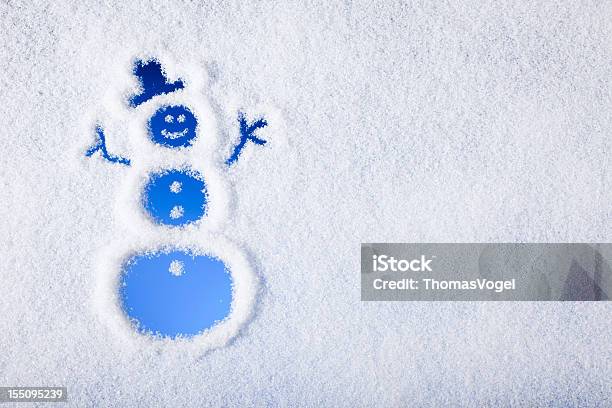 Boneco De Neve Pintou Janela Congelada - Fotografias de stock e mais imagens de Boneco de neve - Boneco de neve, Azul, Natal