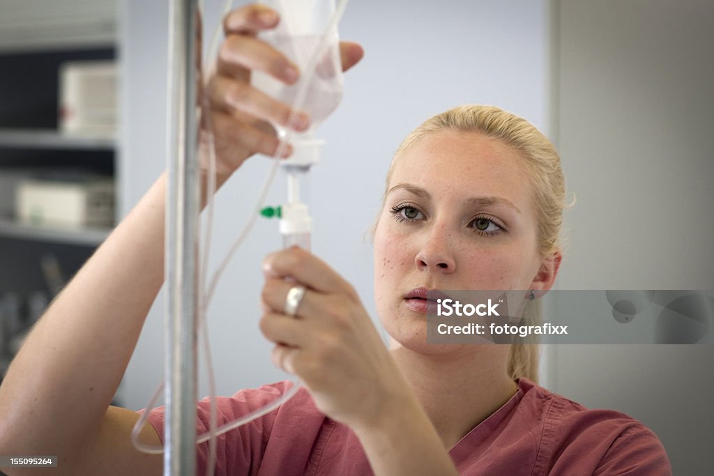 Kobieta blond pielęgniarka przygotowuje wlewie - Zbiór zdjęć royalty-free (Infuzja dożylna)