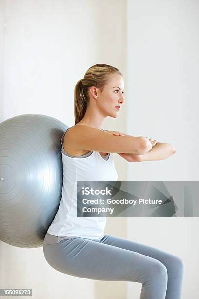 Photo libre de droit de Squats Face Au Mur banque d'images et plus d'images libres de droit de Méthode Pilates - Méthode Pilates, Balle ou ballon, Femmes