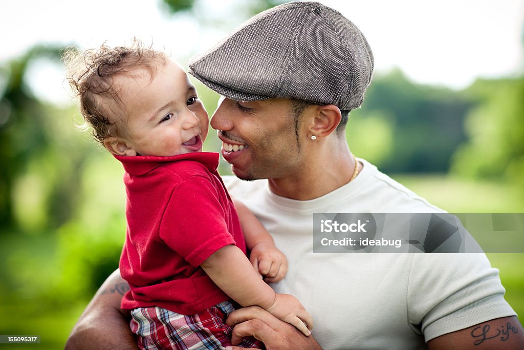 Закрыть вверх цвет изображения Счастливый отец и сын за - Стоковые фото На открытом воздухе роялти-фри
