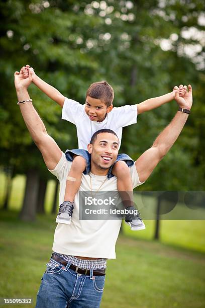 Felice Padre Portare Suo Figlio Sulle Spalle Allaperto - Fotografie stock e altre immagini di Figlio maschio