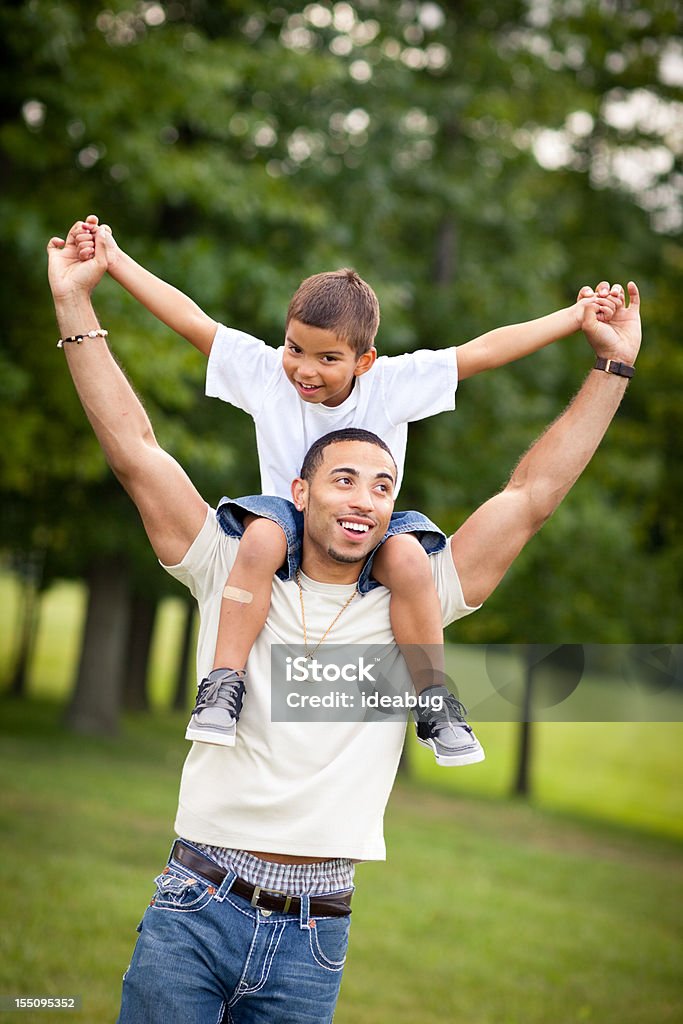 행복함 파더 휴대용 Son 자신의 어깨에 야외 - 로열티 프리 아들 스톡 사진